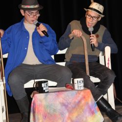 Zwei Schüler sind als Alte Herren Verkleidet und Performen einen Sketch auf der Bühne
