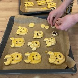 Kinderbacken Kekse die aussehen wie Schweinsgesichter