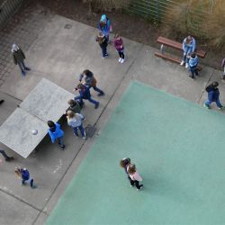 Eine Gruppe von Schüler*in Spielt Handtisch Tennis in ihrer Pause