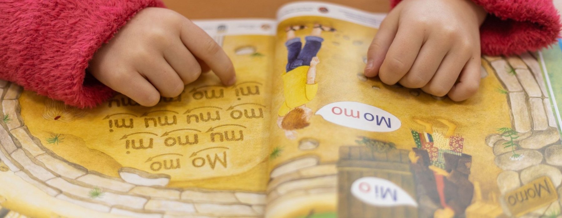 Kinder Lernen etwas aus einem Buch