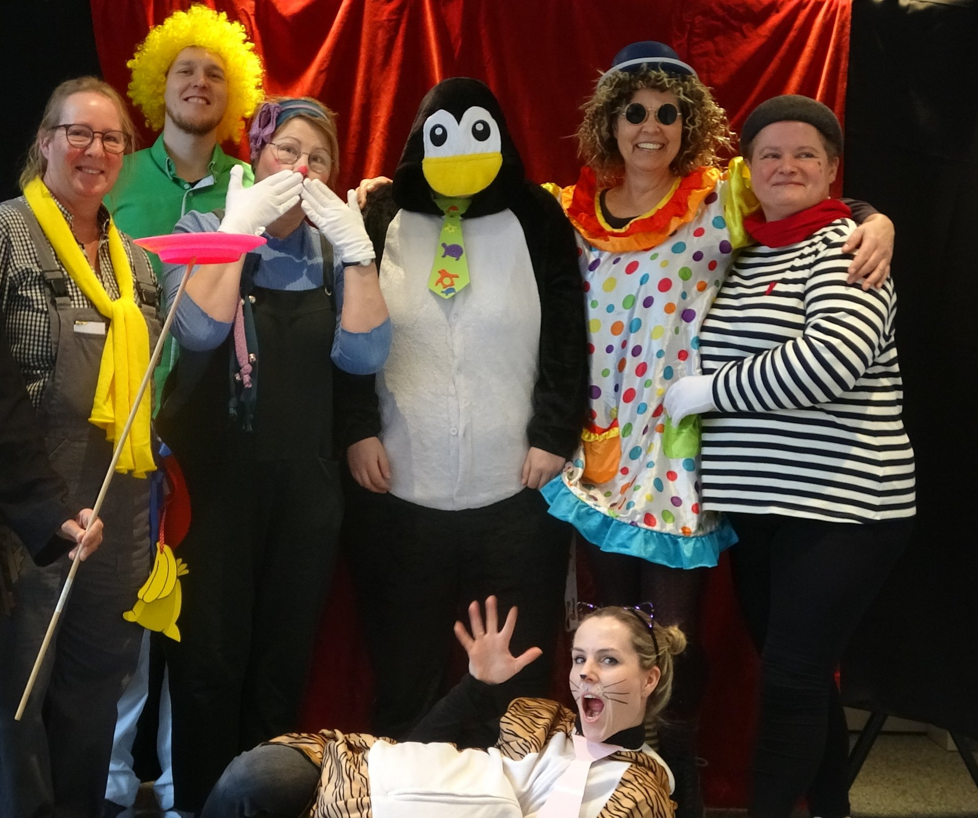 Die Lehrer der Schule in Kostümen