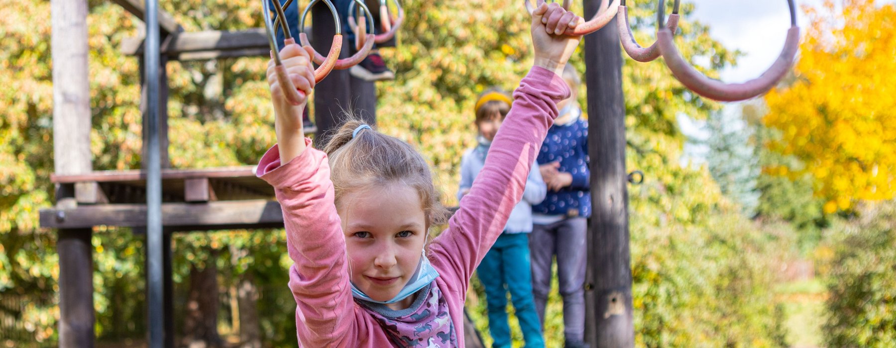Kind spielt am Klettergerüst