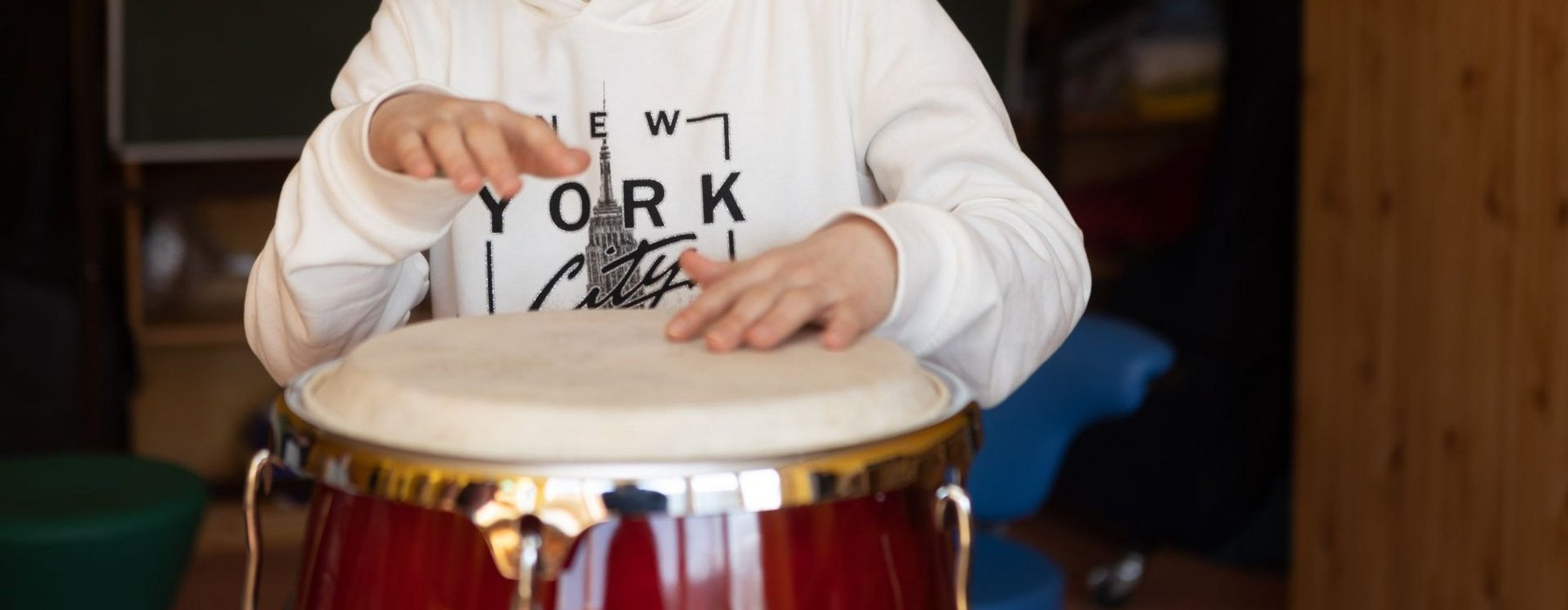 Ein Kind spielt eine große Hand Trommel