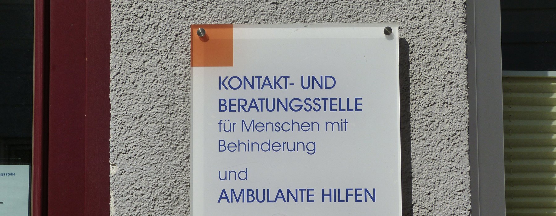 Eine Tafel die Folgenden Text zeigt - "Kontakt- und Beratungsstelle für Menschen mit Behinderung und Ambulante Hilfen"